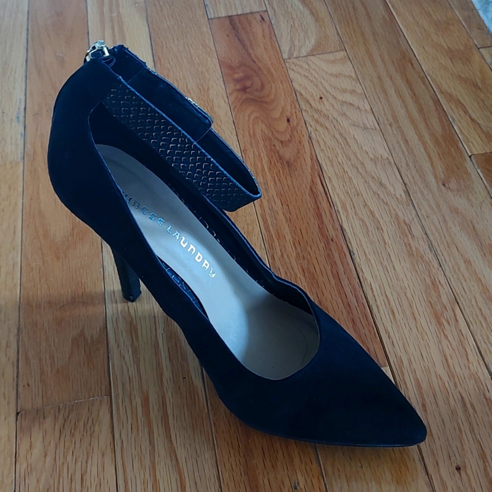 NEW Chinese Laundry Black and Gold Heels